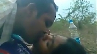 Desi Babe Has Outdoor Sex In The Jungle