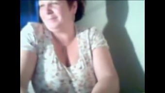 Amateur Webcam Model Shows Off Her Breasts On Cam-2