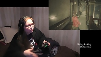 Assista Enquanto Este Jogador Tira A Roupa Enquanto Joga Resident Evil 2
