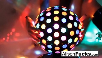Oszałamiająca, Piersiasta Piękność Alison Tyler W Zniewalającej Scenie Disco Ball.